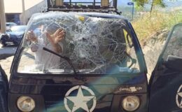 Taş düşen araçta ölümden dönüş