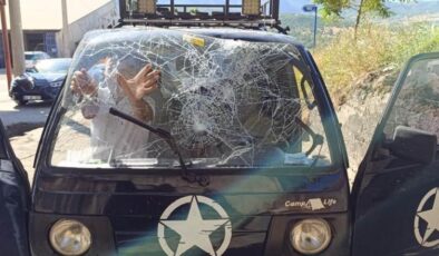 Taş düşen araçta ölümden dönüş