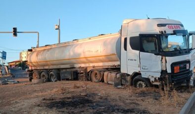 Diyarbakır’da sürücüsünün kontrolünden çıkan tır refüje çıktı