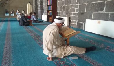 Yaşlı Amcaların Ulu Cami’de Kur’an okuma azmi görenleri imrendiriyor