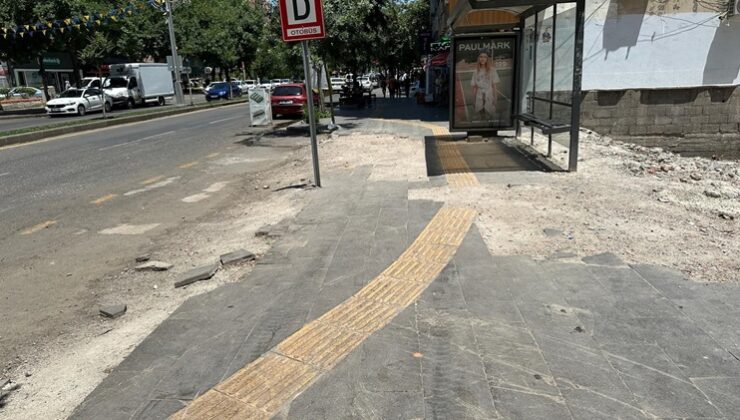 Diyarbakır’da yıkılan bina kaldırımda tahribata yol açtı