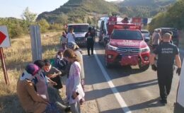 Tarım işçilerini taşıyan minibüs ile otomobilin çarpıştığı kazada 13 kişi yaralandı