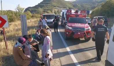 Tarım işçilerini taşıyan minibüs ile otomobilin çarpıştığı kazada 13 kişi yaralandı