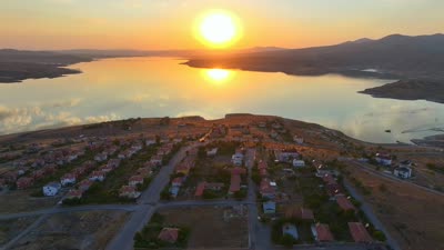 21 yıl önce su altında kalan köyden toplanan eşyalar görenleri hüzünlendiriyor