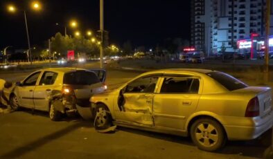 Diyarbakır’da 3 otomobilin karıştığı kazada, 7 kişi yaralandı
