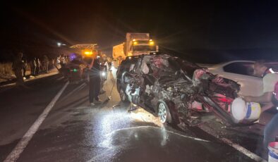 Traktöre çarpan otomobildeki 2 kişi öldü, 3 kişi yaralandı