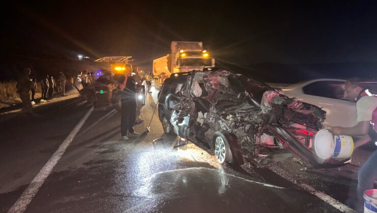 Traktöre çarpan otomobildeki 2 kişi öldü, 3 kişi yaralandı
