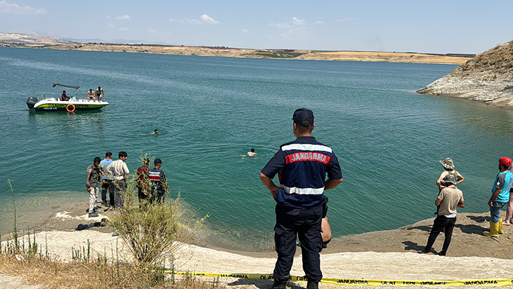 Adıyaman’da baraj gölüne giren 2 kardeşten biri boğuldu
