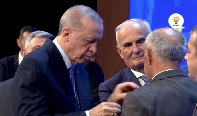 AK Parti’ye 2 milletvekili ve 13 belediye başkanı katıldı