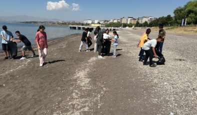 Van Gölü sahilinde çöp toplama etkinliği