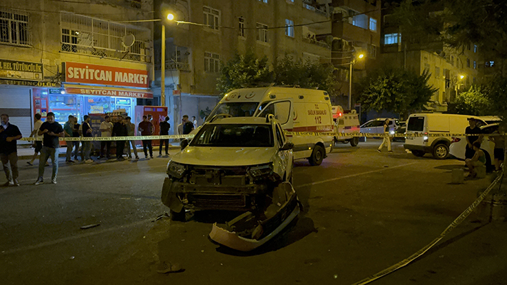 Otomobil yayalara çarptı, aileler otomobile taş ve silahla saldırdı: 4 yaralı