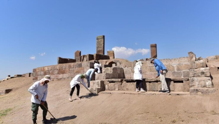 Ahlat’ta tarihi mezarlık savaş izlerinden arındırılıyor