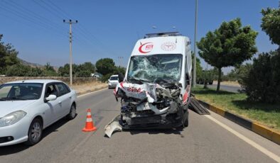 Gaziantep’te vakadan dönen ambulans tankere çarptı: 3 sağlıkçı yaralı