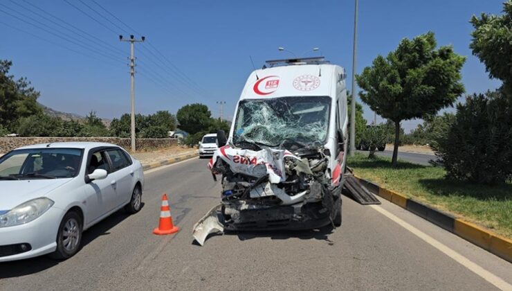 Gaziantep’te vakadan dönen ambulans tankere çarptı: 3 sağlıkçı yaralı