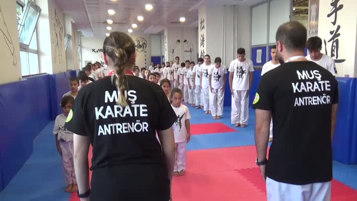 Antrenör çift, geleceğin karate şampiyonlarını yetiştiriyor