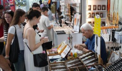 Atık şişeler Avrupa’da sanat eseri oluyor