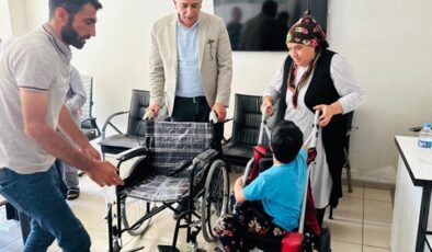 Bismil’de engelli bireylere tekerlekli sandalye hediye edildi