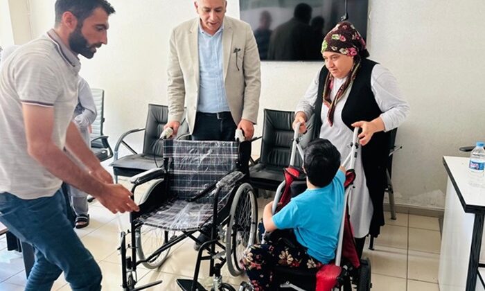 Bismil’de engelli bireylere tekerlekli sandalye hediye edildi