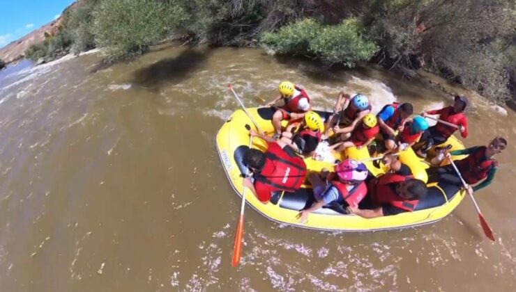 Babalar ve bebeler rafting yaparken eğleniyor