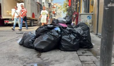 Belediye çalışanlarının iş bırakmasıyla çöp yığınları oluştu