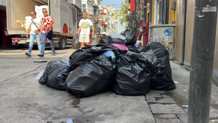 Belediye çalışanlarının iş bırakmasıyla çöp yığınları oluştu