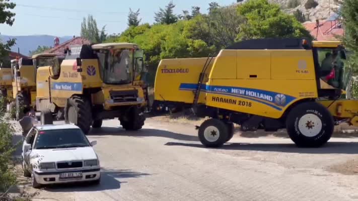 Biçerdöverlerle düğün konvoyu yapıldı