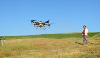 Bitlis’te çiftçiler dronla ilaçlama yapıyor