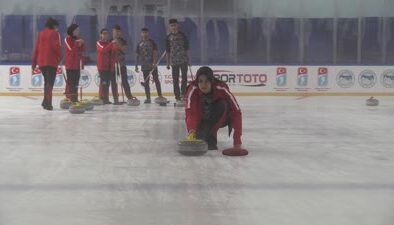 Karslı kızlar curlingde zirveye yürüyor