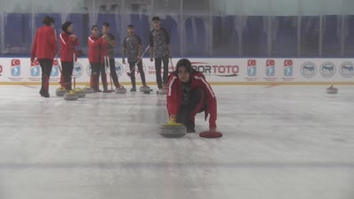 Karslı kızlar curlingde zirveye yürüyor