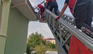 Çatıda boya yaparken elektrik akımına kapıldı