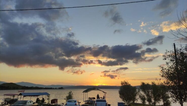 Çıldır Gölü’nde görsel bir şölen sunan gün batımı