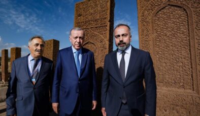 Cumhurbaşkanı Erdoğan, Ahlat kazı alanını ziyaret etti
