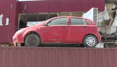 Dede hatırası otomobili konteyner üstünde koruyor