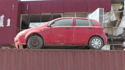 Dede hatırası otomobili konteyner üstünde koruyor
