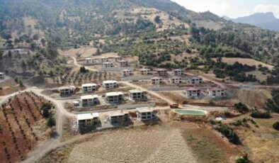Depremde yuvarlanan dev kayalar köye konut yapılıyor
