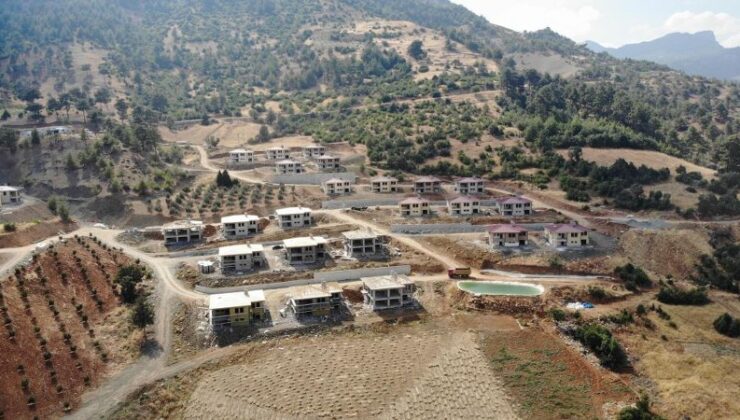 Depremde yuvarlanan dev kayalar köye konut yapılıyor