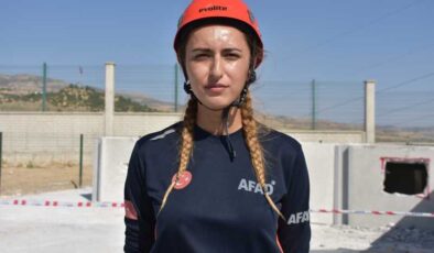 Depremden kurtulan kadın, AFAD gönüllüsü olarak eğitim aldı