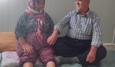 Depremzede kadın eş sevgisiyle ayakta