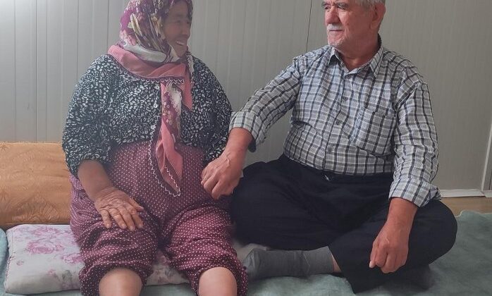 Depremzede kadın eş sevgisiyle ayakta