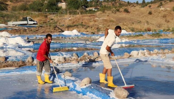 Derince köyünden, atalarından öğrendikleri kaya tuzu üretimini sürdürüyor