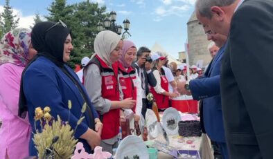 Devlet korumasındaki çocuklar sanat ve bilim sergisi açtı