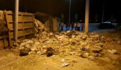 Diyarbakır’da Çöp kamyonu devrildi, 1 yaralı