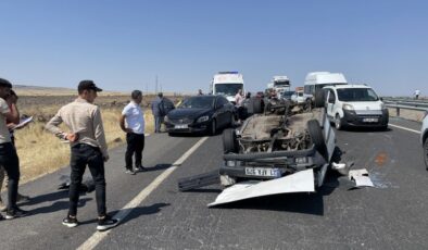 Diyarbakır’da refüje çarpan otomobil devrildi