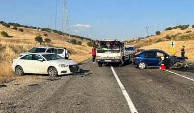 Diyarbakır’da üç aracın karıştığı trafik kazasında 4 kişi yaralandı