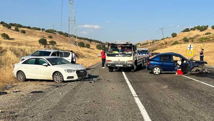 Diyarbakır’da üç aracın karıştığı trafik kazasında 4 kişi yaralandı
