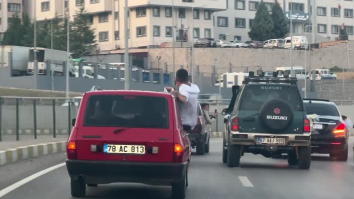 Düğün konvoyundaki tehlikeli yolculuk cep telefonu kamerasıyla görüntülendi