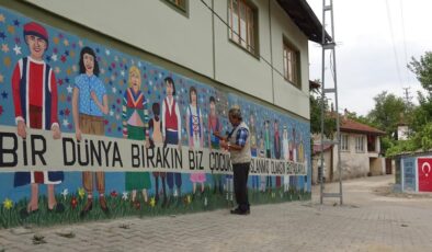 Emekli öğretmen köyünün duvarlarını sanatla süslüyor