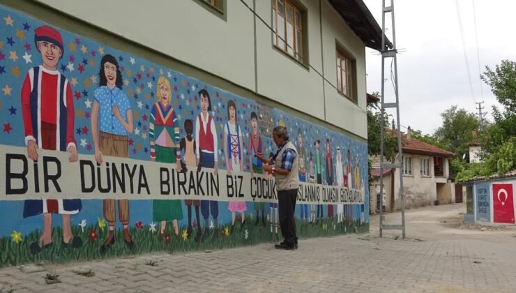 Emekli öğretmen köyünün duvarlarını sanatla süslüyor