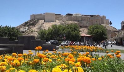 Gaziantep kalesi’nin restorasyonu sıcaklara rağmen sürüyor