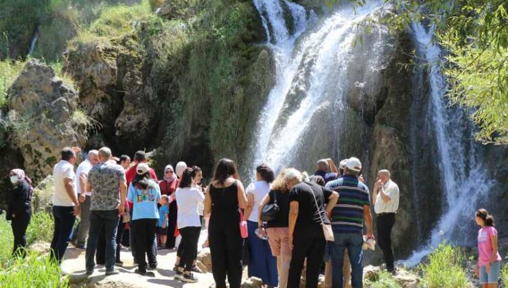 Girlevik Şelalesi’ne yaz akını
